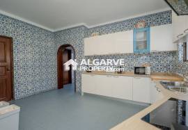 Spacious 5-Bedroom Villa on the Golf with Sea Views in Vilamoura Spacious 5-Bedroom Villa on the Golf with Sea Views in Vilamoura