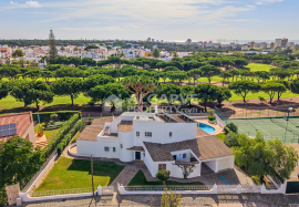 Spacious 5-Bedroom Villa on the Golf with Sea Views in Vilamoura