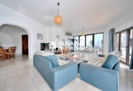 Spacious 5-Bedroom Villa on the Golf with Sea Views in Vilamoura Spacious 5-Bedroom Villa on the Golf with Sea Views in Vilamoura