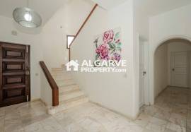 Spacious 5-Bedroom Villa on the Golf with Sea Views in Vilamoura Spacious 5-Bedroom Villa on the Golf with Sea Views in Vilamoura