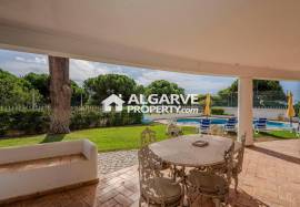 Spacious 5-Bedroom Villa on the Golf with Sea Views in Vilamoura Spacious 5-Bedroom Villa on the Golf with Sea Views in Vilamoura