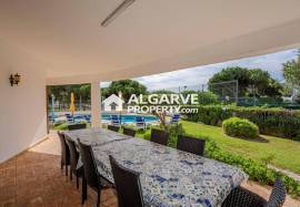 Spacious 5-Bedroom Villa on the Golf with Sea Views in Vilamoura Spacious 5-Bedroom Villa on the Golf with Sea Views in Vilamoura