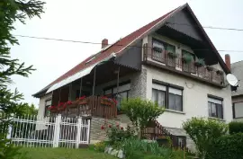 Eladó családi ház a Balatonnál