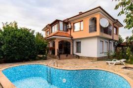 Spacious Two-storied House with 4 bedrooms and a pool, 10 km to Sunny Beach and the Sea