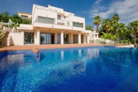 4 bedroom villa in Moraira, Costa Blanca, with private pool and sea views, just 2 km from the beach.