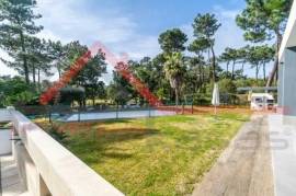 Stunning villa T6 +2 inserted in Herdade da Aroeira, gated community with 2 Golf Courses of 18 holes each, privileged view over lakes and facing west in prime area of Herdade.