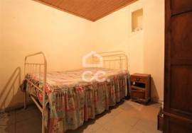 Single storey villa with 3 bedrooms located in a village next to the river beach of Fragas de São Simão.