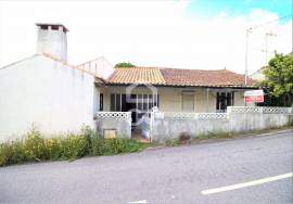 Single storey villa with 3 bedrooms located in a village next to the river beach of Fragas de São Simão.