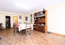 Single storey villa with 3 bedrooms located in a village next to the river beach of Fragas de São Simão.