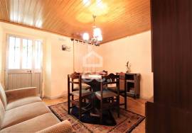 Single storey villa with 3 bedrooms located in a village next to the river beach of Fragas de São Simão.