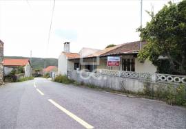 Single storey villa with 3 bedrooms located in a village next to the river beach of Fragas de São Simão.