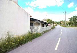Single storey villa with 3 bedrooms located in a village next to the river beach of Fragas de São Simão.