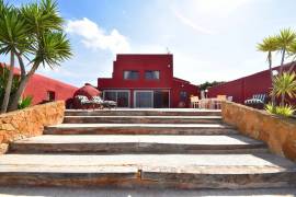 Impressive finca with views.