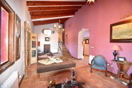 Impressive finca with views.