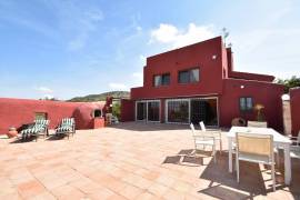 Impressive finca with views.