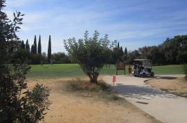 Plot of 1.212 m2 for construction of a villa with pool and gardens, directly on a golf course.