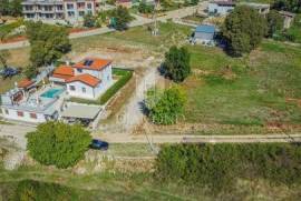 Novigrad, surroundings! A house with a pool and two plots of land with projects!