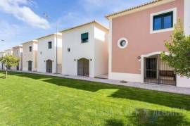 T2 Villa With Private Pool For Sale In Burgau