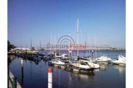 Excellent shop together in the Best Location of the City