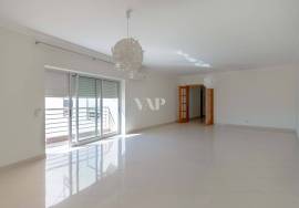 VILAMOURA - 3 bedroom Apartment located in a closed condominum with security