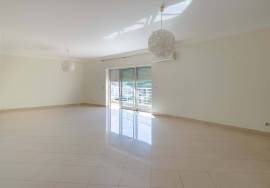 VILAMOURA - 3 bedroom Apartment located in a closed condominum with security