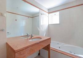 VILAMOURA - 3 bedroom Apartment located in a closed condominum with security