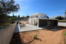 CARVOEIRO - New 3 +1 bedroom villa in final phase of construction