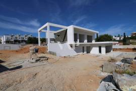 CARVOEIRO - New 3 +1 bedroom villa in final phase of construction