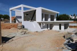 CARVOEIRO - New 3 +1 bedroom villa in final phase of construction