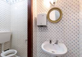 Spacious duplex shop for sale in Albufeira Centre