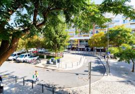 Spacious duplex shop for sale in Albufeira Centre