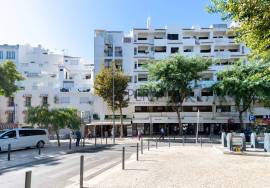 Spacious duplex shop for sale in Albufeira Centre