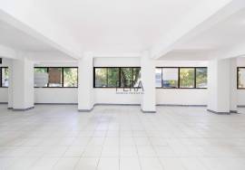 Spacious duplex shop for sale in Albufeira Centre