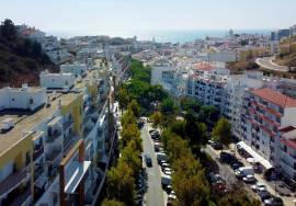 Spacious duplex shop for sale in Albufeira Centre