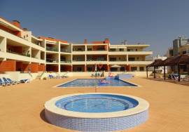 4 Bedroom apartment for sale in a condominium with swimming pool, in Meia Praia
