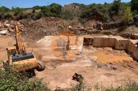 Lioz stone quarry, licensed and in exploration, for sale.
