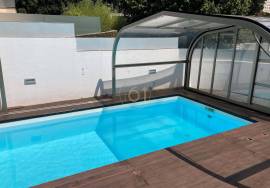 5 bedroom villa with pool for sale next to the City Park, in Porto 5 bedroom villa with pool for sale next to the City Park, in Porto