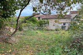 €60000 - Village House with Large Outbuilding at rear