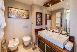 An amazing 3 bed apt with private Swimming pool