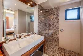 An amazing 3 bed apt with private Swimming pool