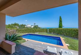 An amazing 3 bed apt with private Swimming pool