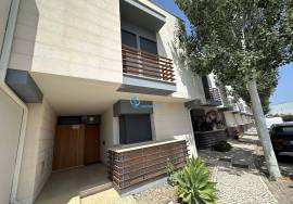 3+2 bedroom semi-detached house with psyche and garage located in Vilamoura