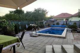 3-bed, 3- bath house with swimming pool, 8 km to Balchik