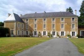 Elegant 7e/s bed chateau, 11.9ha, gîte, wood 10.3ha, meadow, o'bldgs, nr Poitiers