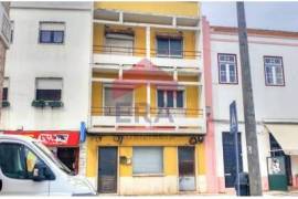 Building for renovation in Peniche