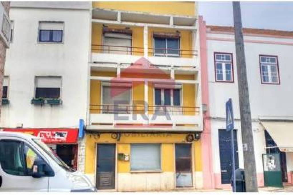 Building for renovation in Peniche