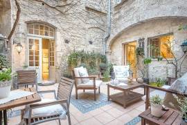 Superb Traditional Mansion With 300 M2 Of Living Space, Garage, Courtyard And Terrace.
