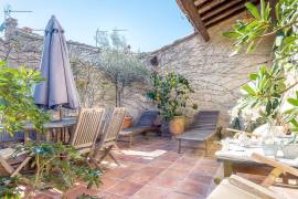 Superb Traditional Mansion With 300 M2 Of Living Space, Garage, Courtyard And Terrace.