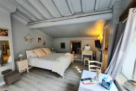 Superb Traditional Mansion With 300 M2 Of Living Space, Garage, Courtyard And Terrace.