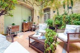 Superb Traditional Mansion With 300 M2 Of Living Space, Garage, Courtyard And Terrace.